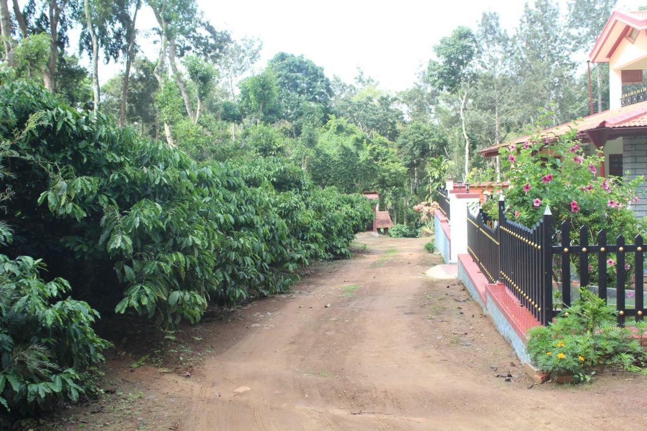 Whistling Woods Farm Stay Kushālnagar Exteriör bild